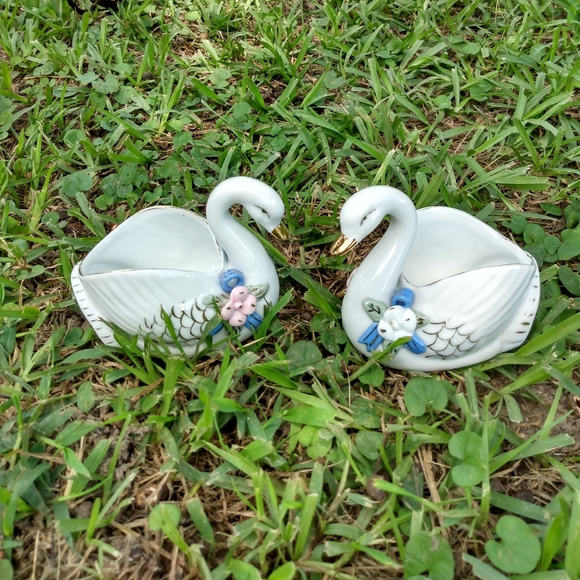 Miniature Glass Swans - Picture 1 of 4